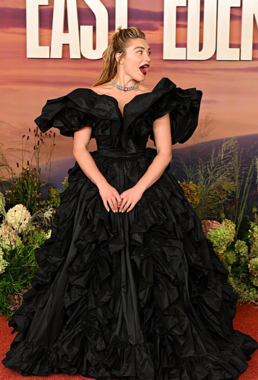 Florence Pugh shkëlqen në tapetin e kuq me një fustan dramatik të zi