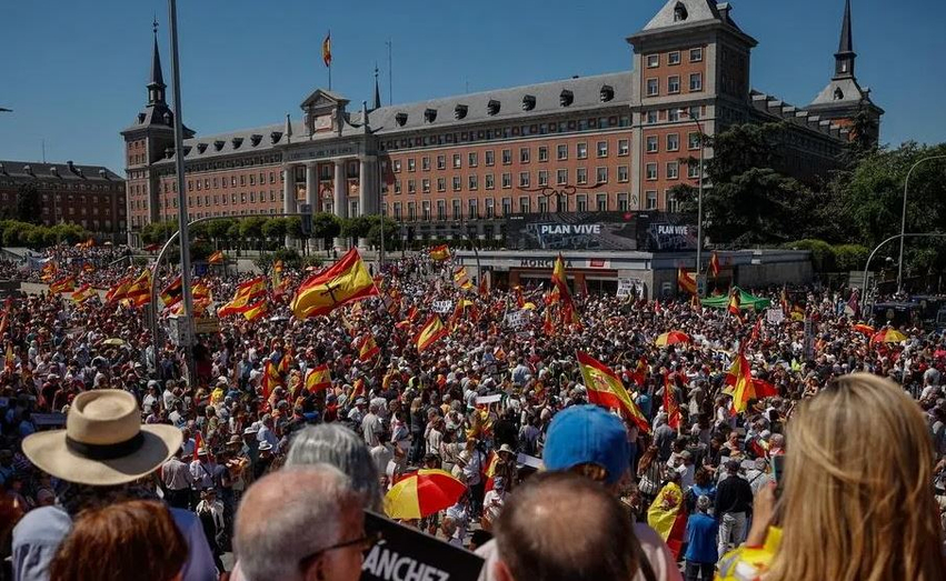 proteste-masive-ne-madrid-per-krizen-e-emigranteve-ne-ceuta-kerkohet-doreheqja-e-sanchez-dhe-zgjedhje-te-parakohshme