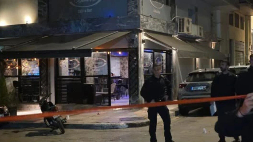 Atentat në Athinë  katër persona hapën zjarr drejt një kafeneje  plagoset një fëmijë shqiptar