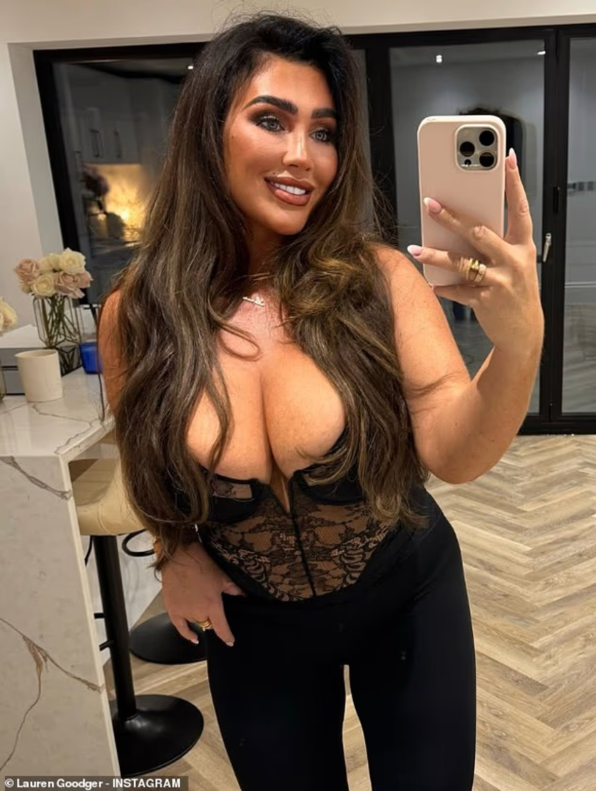 Lauren Goodger mahnit me paraqitjen në 40 vjetorin e saj  Shfaqet me një korse të zezë prej dantelle