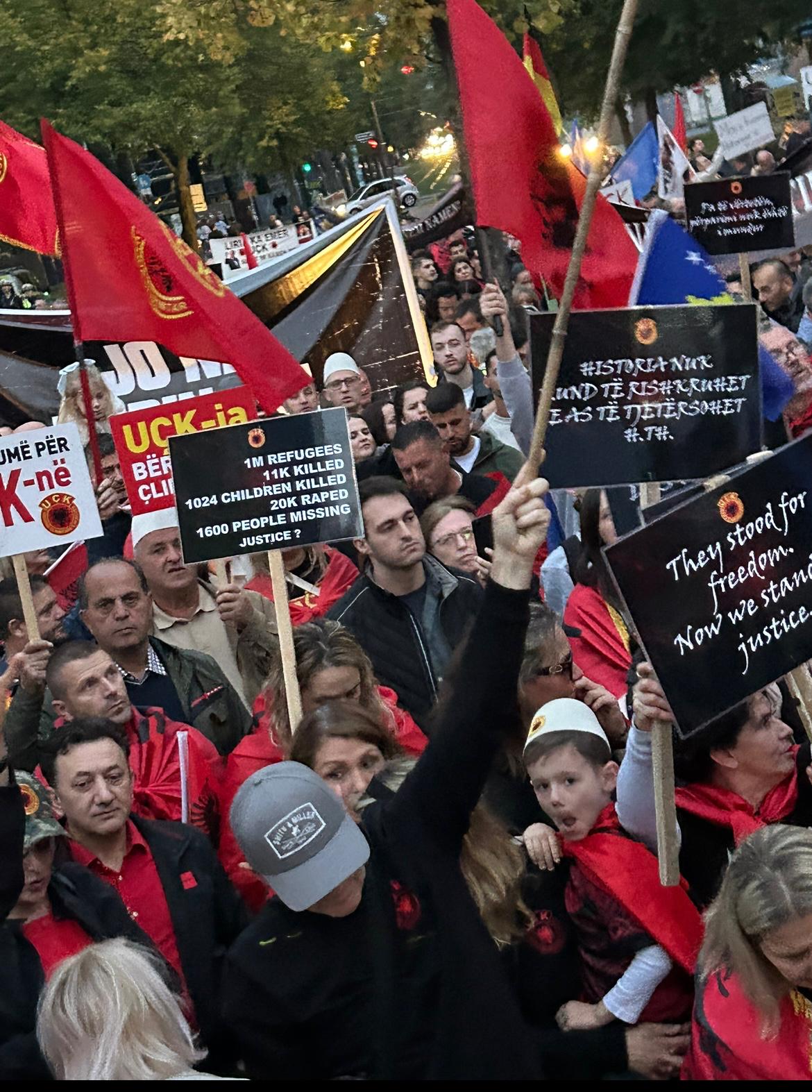 Düsseldorfi në zë të protestës: “Jo në emrin tim”