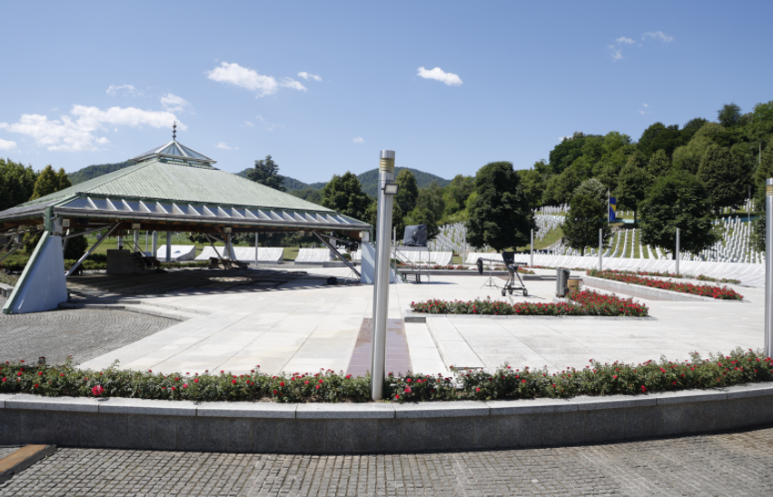 Shefi i Memorialit të Srebrenicës ngre alarmin  Po përgatitet një bastisje e re policore