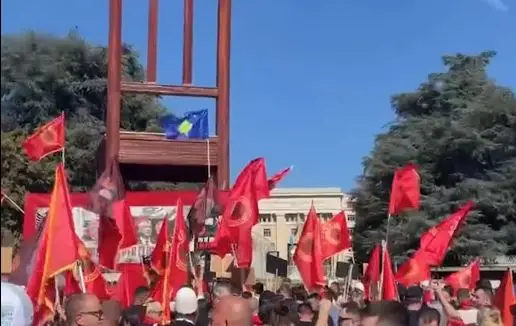 Flamuj kuq e zi e këngë patriotike, diaspora proteston në Gjenevë