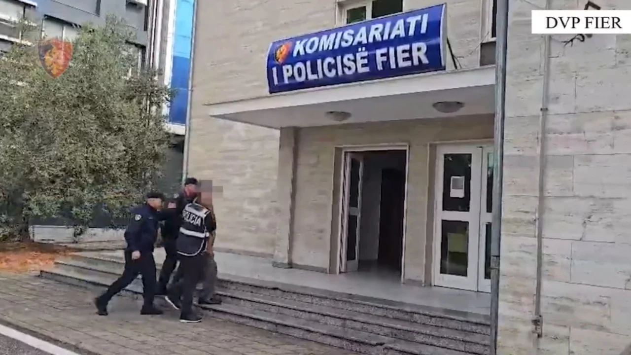 Dy operacione në Fier, një 66-vjeçar arrestohet me automatik në banesë, sekuestrohet edhe një “Benz” i kërkuar nga Interpol