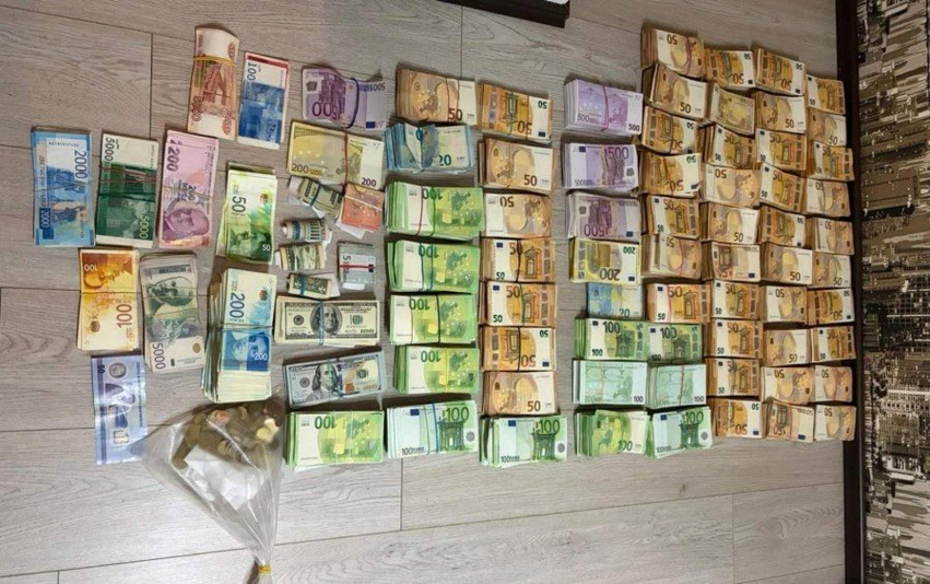 arrestohen-dy-ruse-ne-mal-te-zi-ne-banesen-e-tyre-gjendet-pasuri-me-vlere-rreth-1-milion-euro