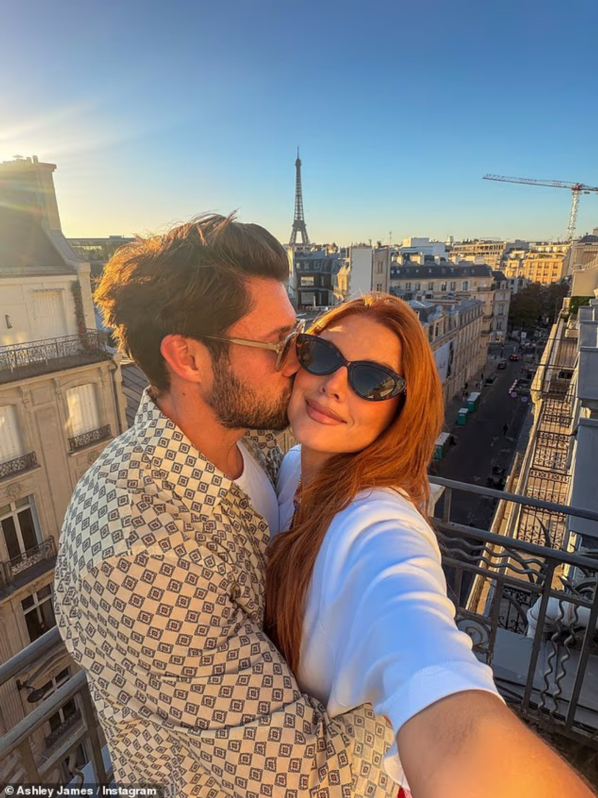 Ashley James pozon me mbathje për inkontinencë, rrëfen momentin “poshtërues” gjatë udhëtimit në Paris 3 Image