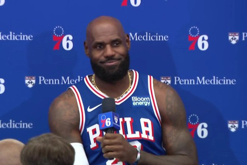 LeBron James prezantohet me fanellën e Philadelphia 76ers