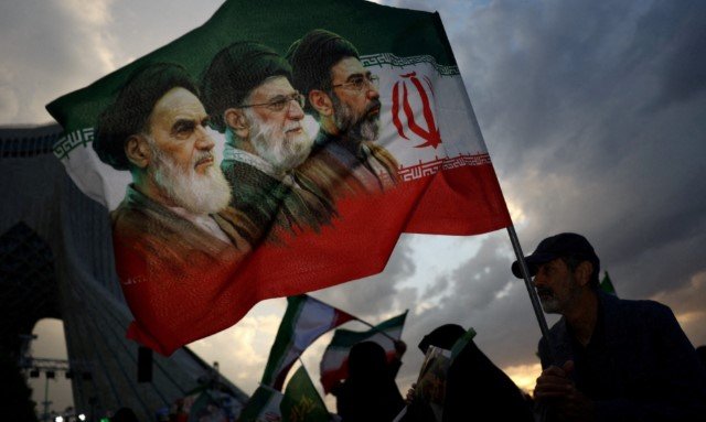Deklarat e Khamenei: “Forcat armiqësore” do të dëbohen nga Deti Arabik