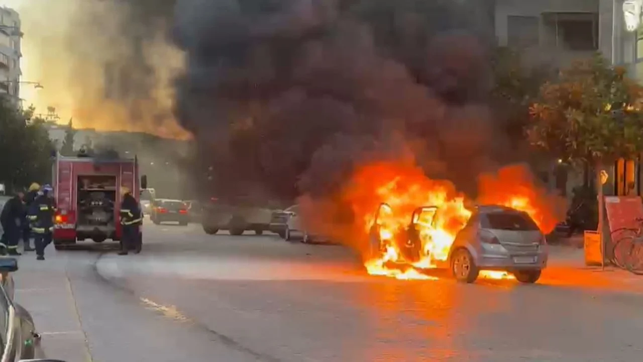 Përfshihet nga flakët makina në Elbasan, qytetarët vrapojnë të panikosur: Dëgjuam shpërthim