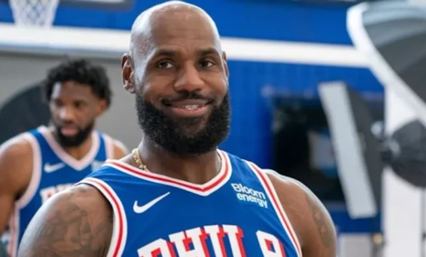 LeBron James prezantohet me fanellën e Philadelphia 76ers