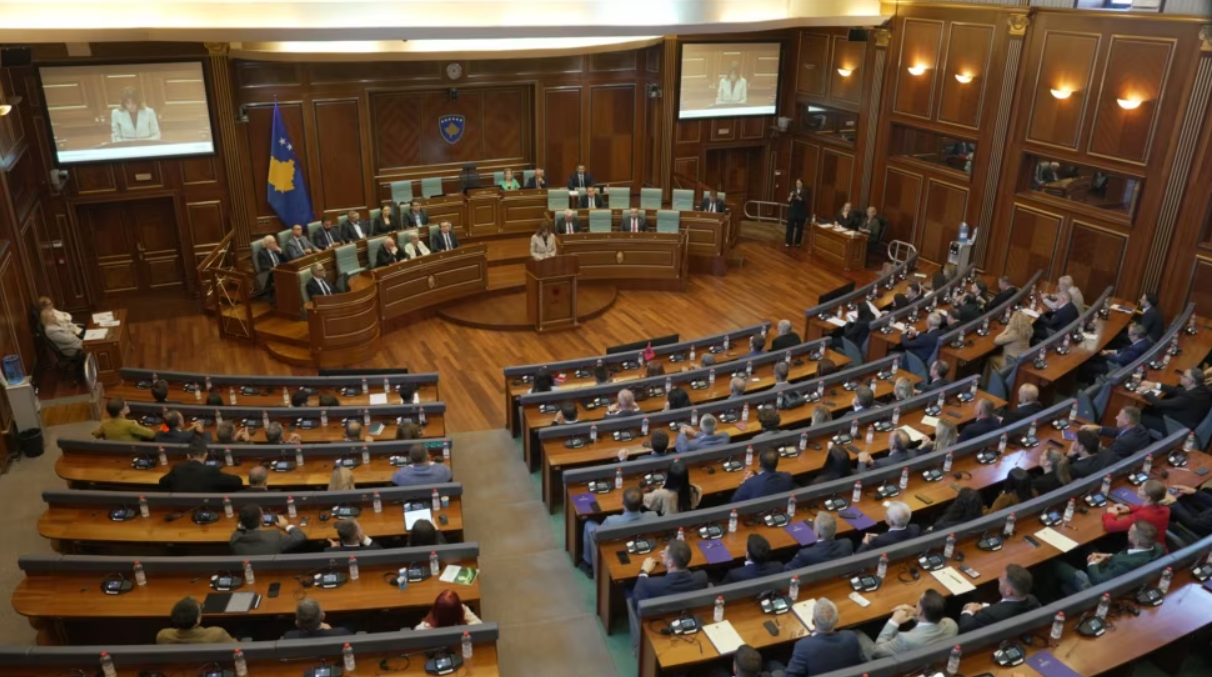 “Specialja apo Presidenti?” – PDK-ja dhe LVV-ja larg një koalicioni, analistët zbërthejnë skenarët e mundshëm