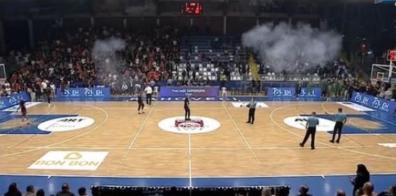 “Arpagjikt” hedhin mjete piroteknike, ndërprehet finalja