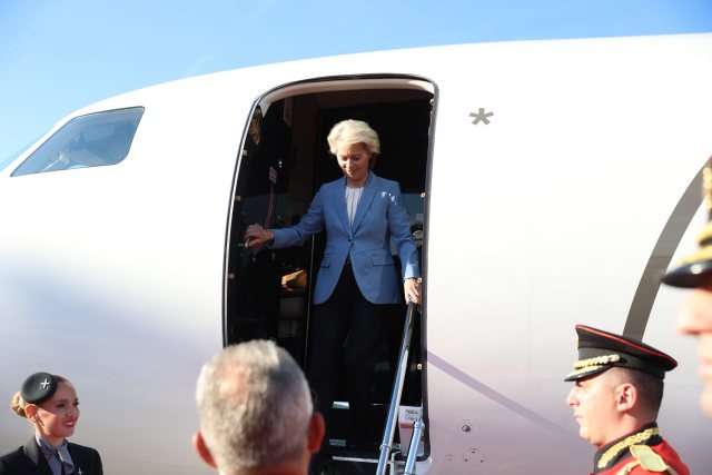 Von der Leyen shkel në Shqipëri, pritet nga ministri Hoxha