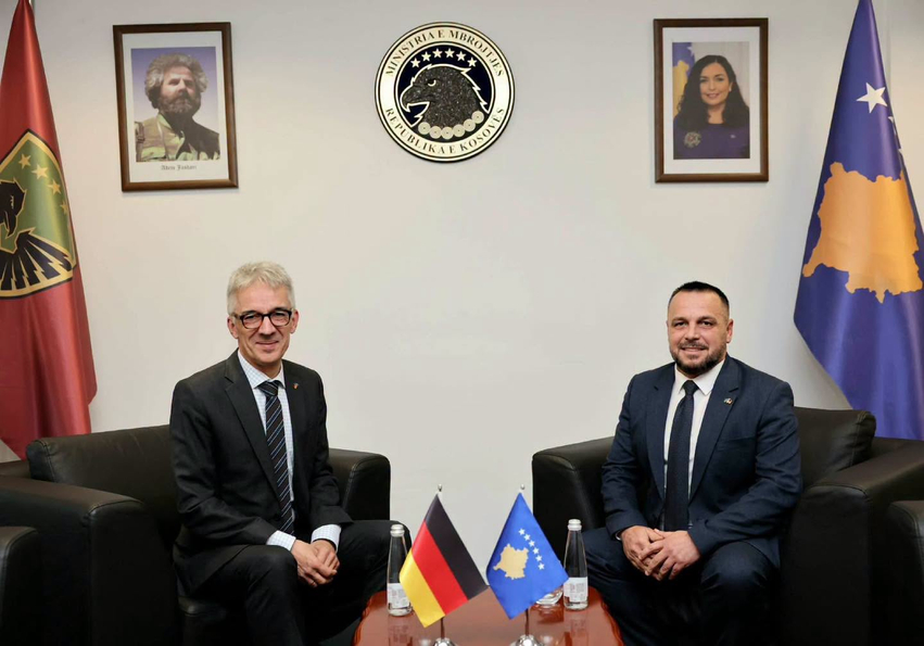 Maqedonci takon ambasadorin gjerman  diskutojnë për sigurinë dhe zhvillimin e FSK së