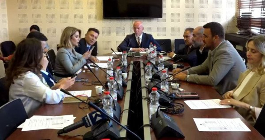 Specialja përplas deputetët  PDK e AAK lëshojnë mbledhjen e komisionit