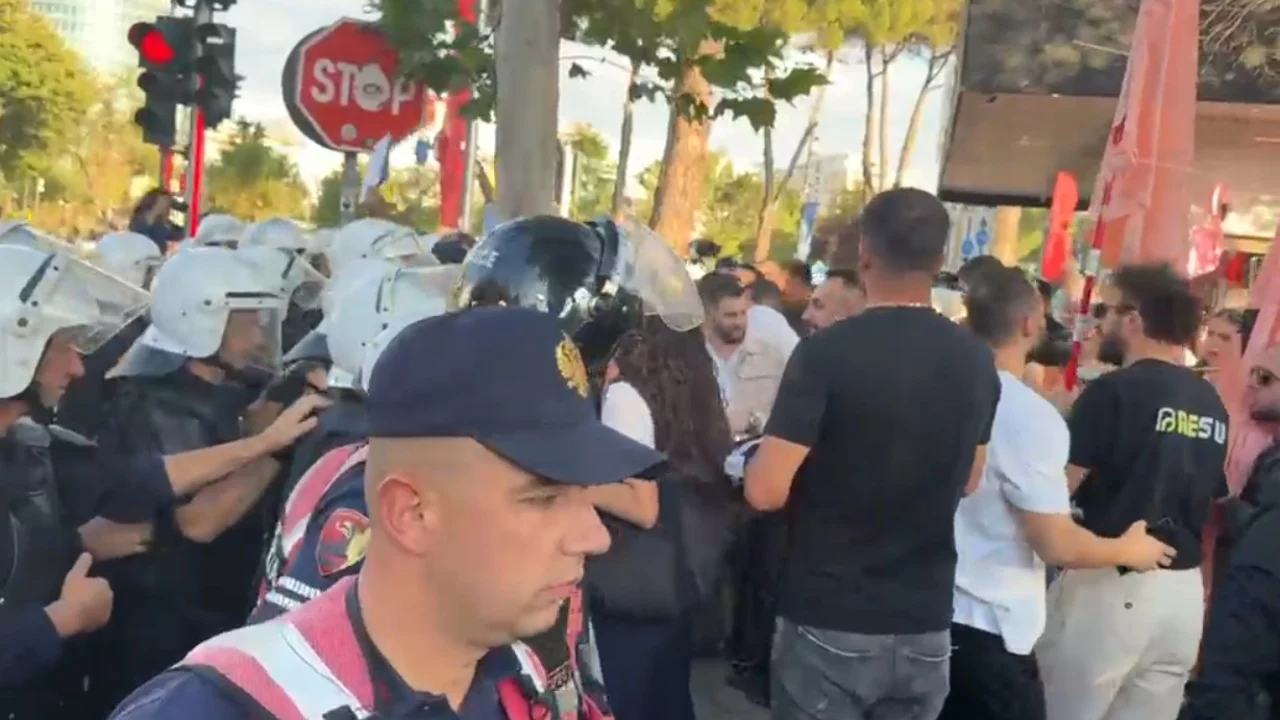 “Përplasje” para Kryeministrisë, protestuesit përballen me policinë, ndërsa Rama pret von der Leyen