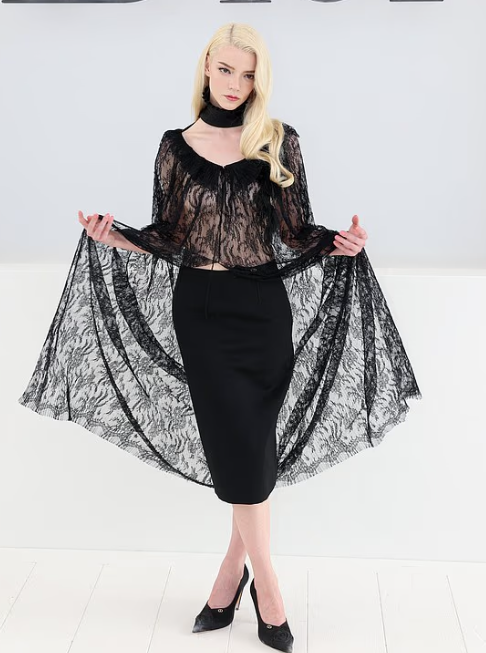 Anya Taylor-Joy mahnit në Javën e Modës në Paris, shfaqet elegante në sfilatën e Dior