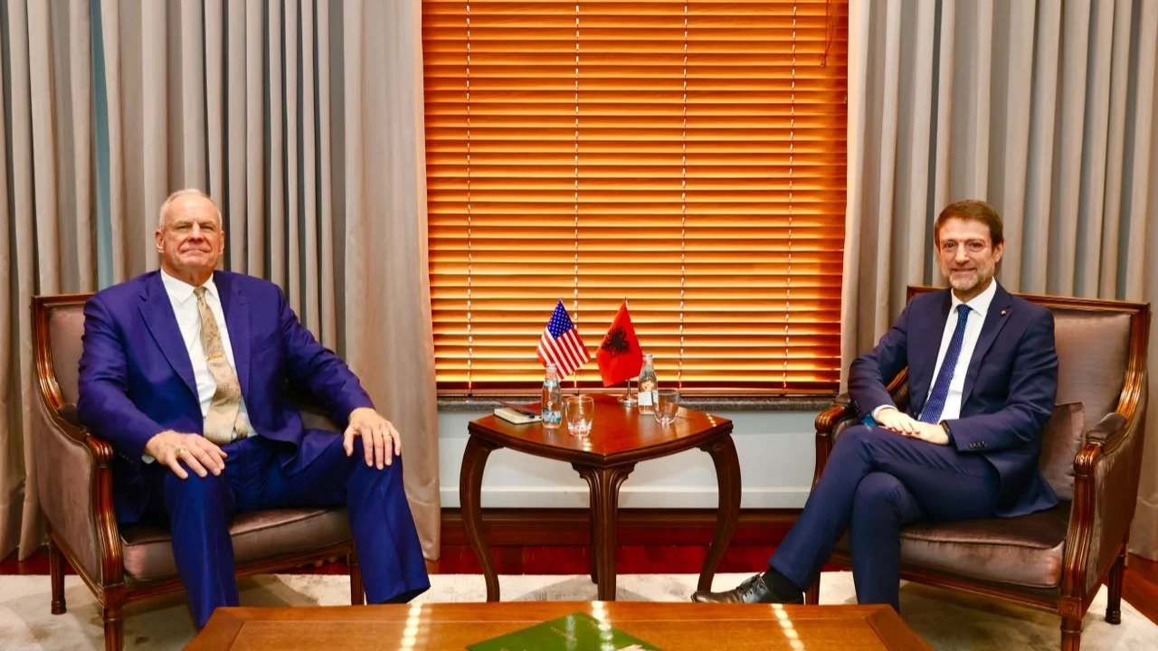 Takimi me Ambasadorin e ri të SHBA-së, ministri Hoxha: Forcim i partneritetit strategjik, zgjerim i mundësive në ekonomi dhe investime
