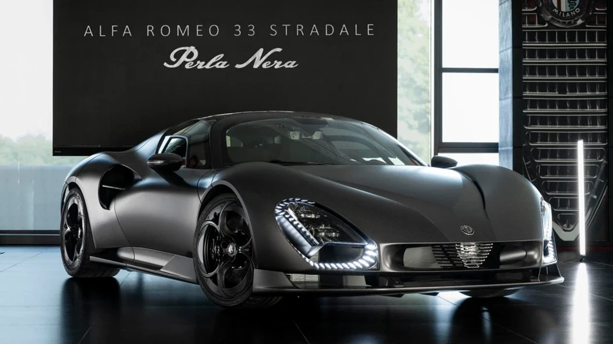 Alfa Romeo 33 Stradale ‘Perla Nera’: e vetmja në botë e veshur tërësisht me karbon të zi