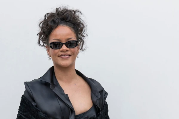 Rihanna mbërriti në sfilatën e modës me një milion dollarë rreth kyçit të këmbës, shihni detajet