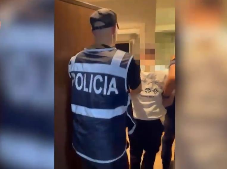  “Shkolla të Pastra”, arrestohet 28-vjeçari! Në banesë iu gjet kokainë, armë dhe municion