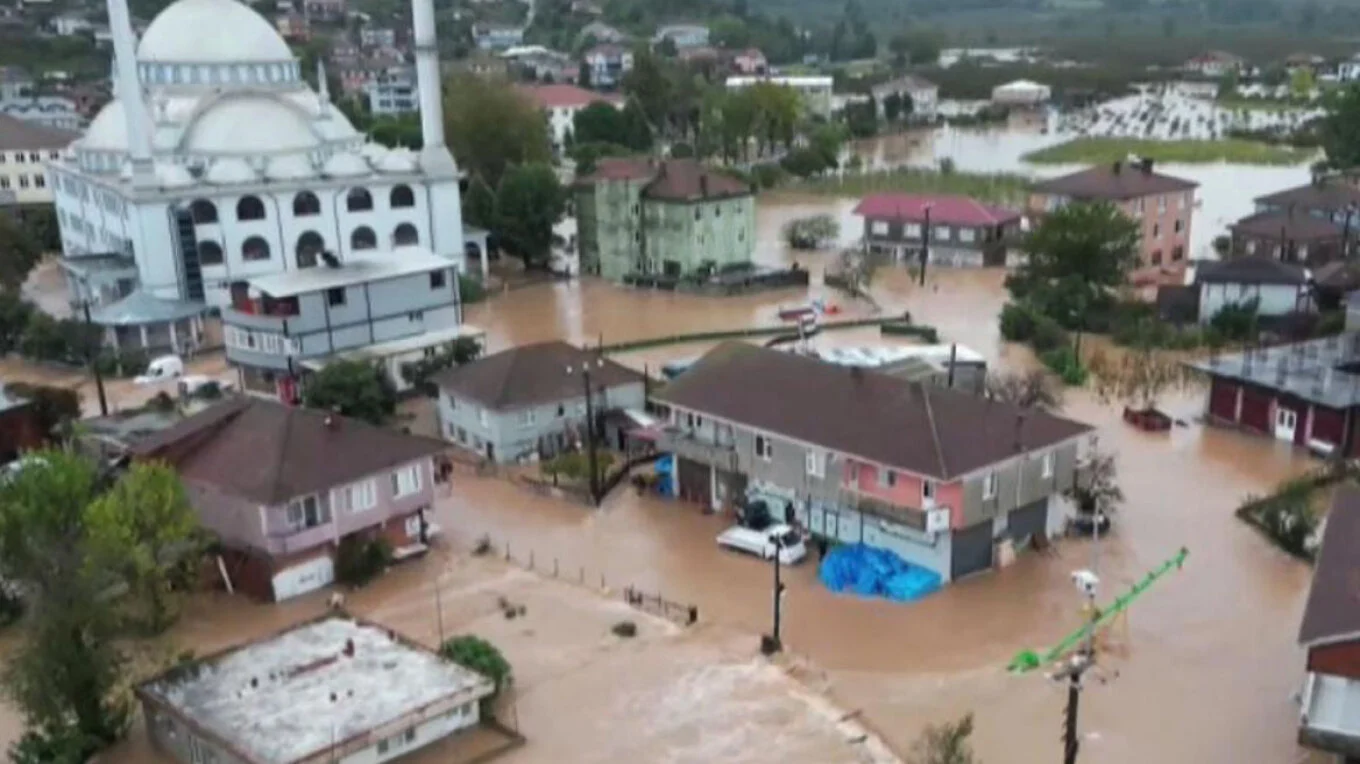 Përmbytje të mëdha në Turqi, shirat sjellin kaos në Sangario dhe Bursa